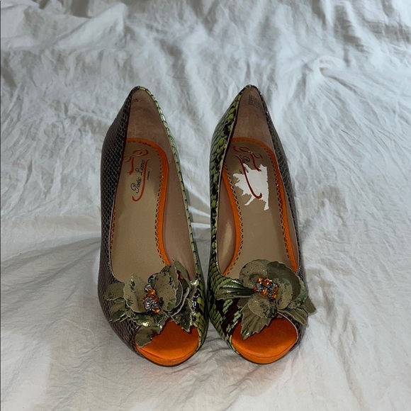 Poetic License Green and Brown Heels with Textured Design - Picture 5 of 6